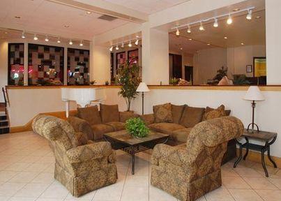 Wyndham Airport & Conference Center 3*