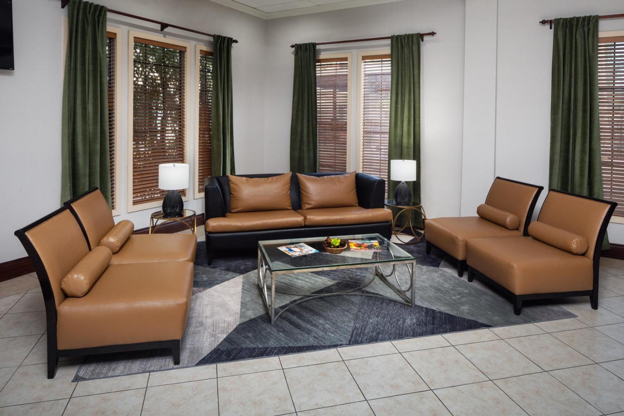 Hotel Wyndham Airport & Conference Center 3*