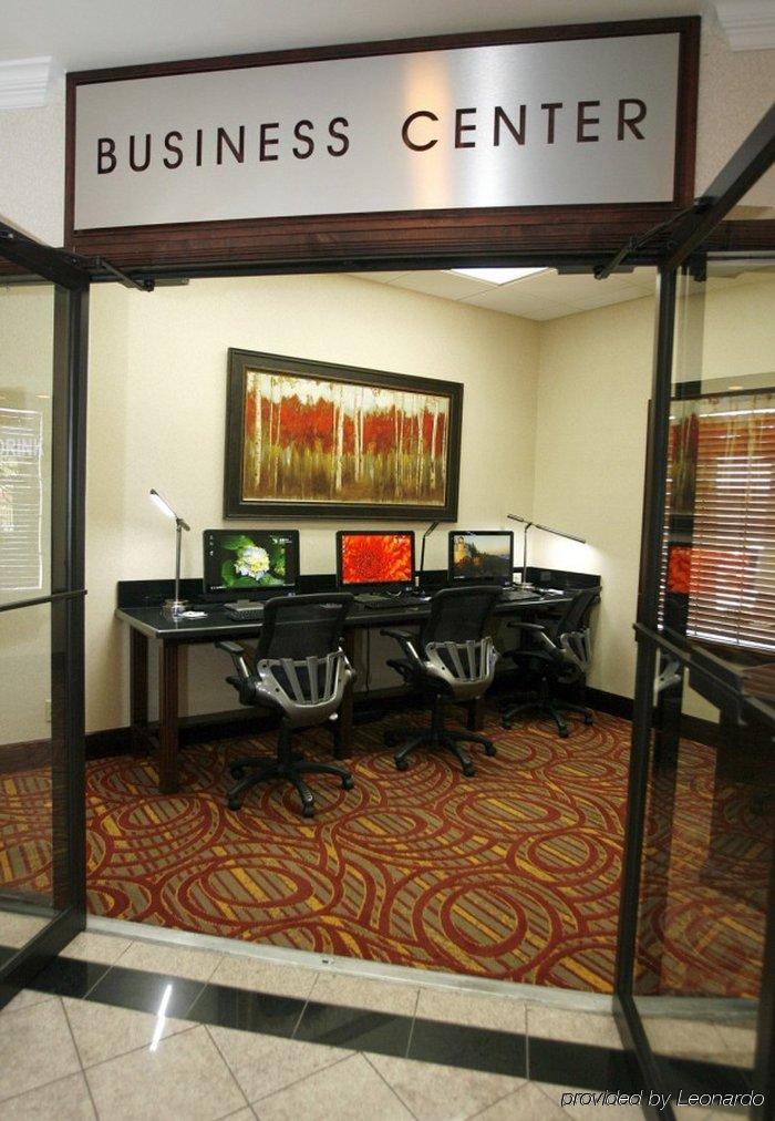 Wyndham Airport & Conference Center 3*