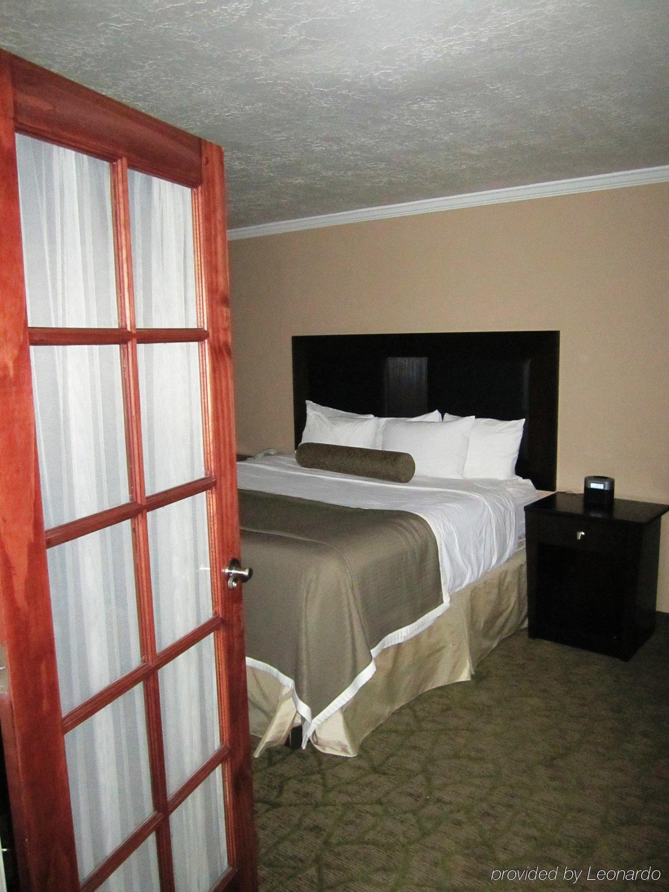 Wyndham Airport & Conference Center Hotel 3*