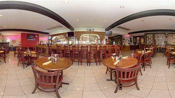 Wyndham Airport & Conference Center Hotel 3*
