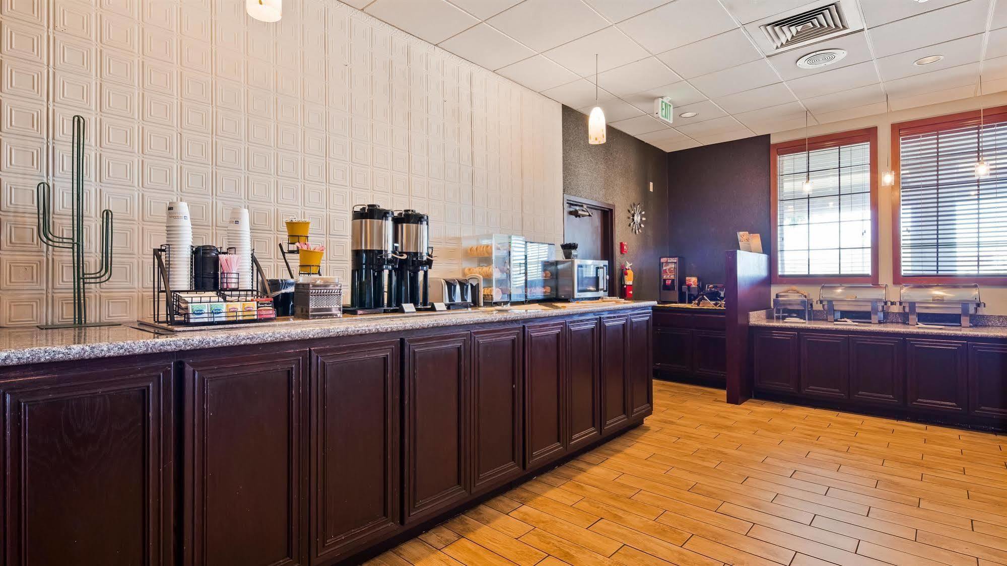 Hotel Wyndham Airport & Conference Center 3*