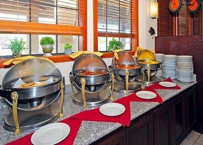 Wyndham Airport & Conference Center Hotel 3*