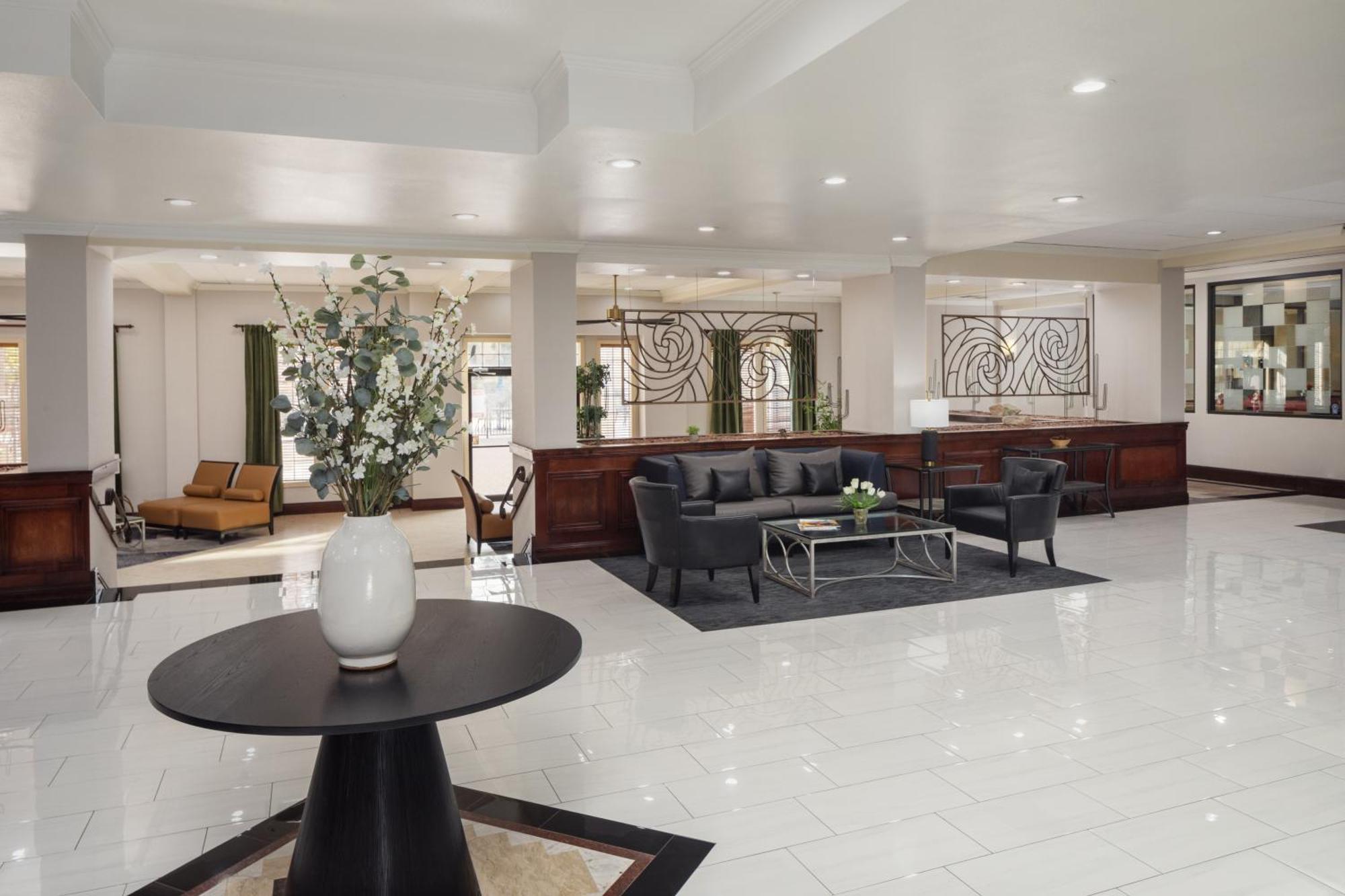 Hotel Wyndham Airport & Conference Center 3*