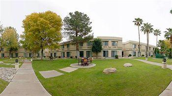 Wyndham Airport & Conference Center 3*